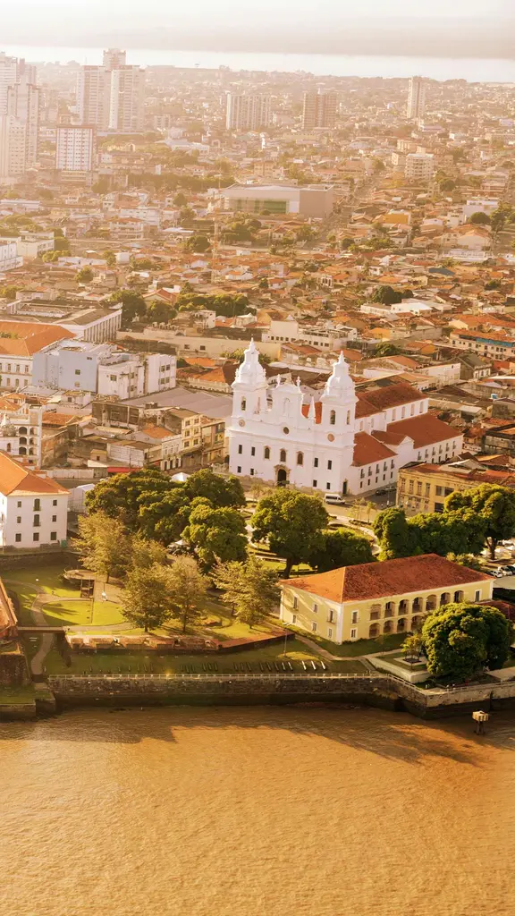Terra da tarde molhada de chuva