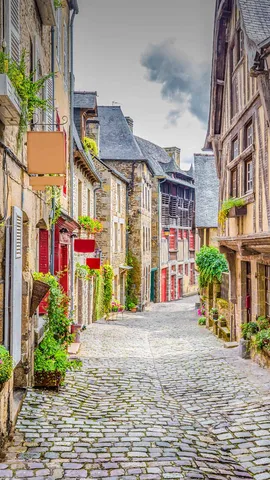 Dinan镇的鹅卵石铺成的街道，法国布列塔尼