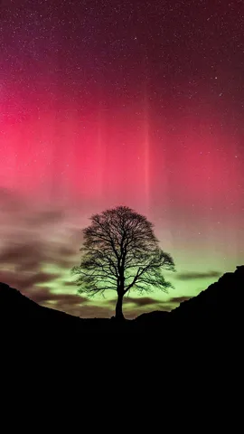 哈德良长城上空的北极光，英格兰诺森伯兰郡