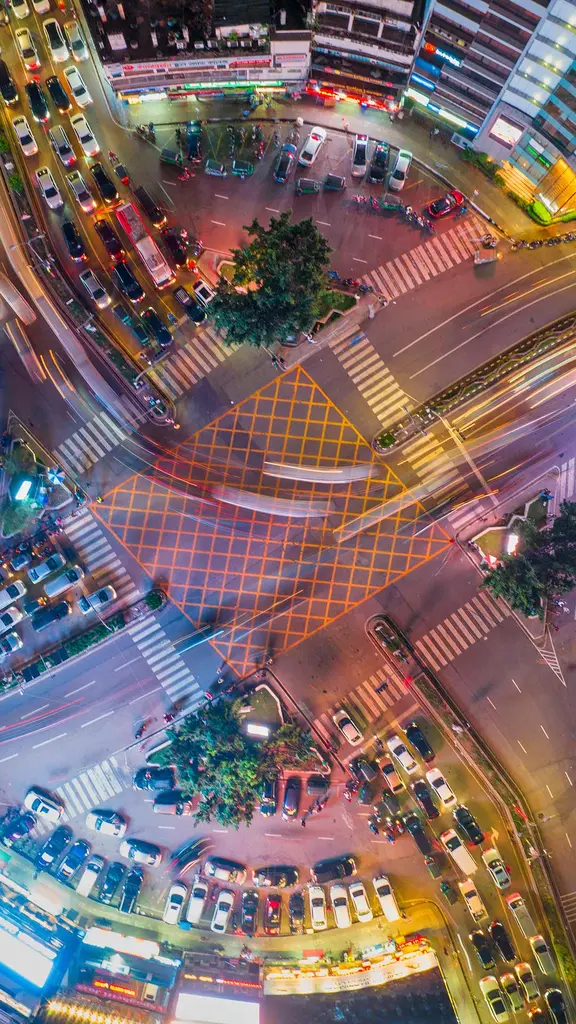 Lichter der Stadt in dunkler Nacht