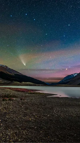 划过湖面上空的新智彗星，加拿大贾斯珀国家公园