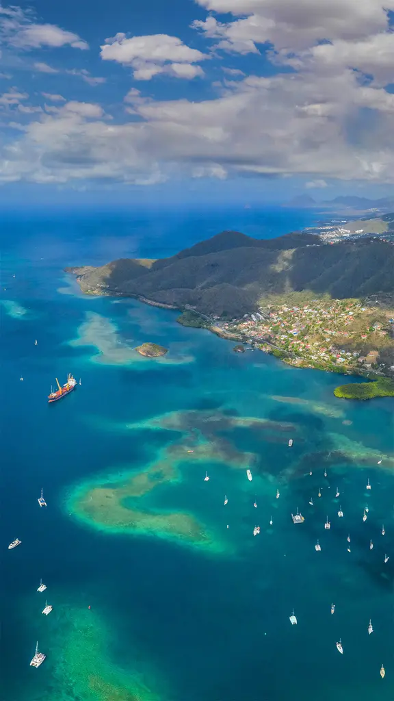 蔚蓝海域中的马提尼克岛，加勒比海