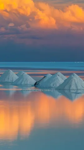 乌尤尼盐沼上的锥形盐堆，玻利维亚