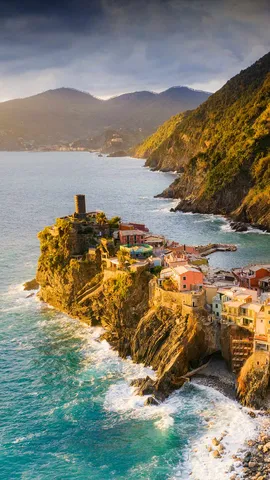 断崖絶壁に建つカラフルな集落