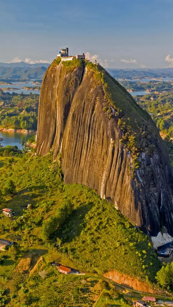 鸟瞰瓜塔佩巨岩，哥伦比亚瓜塔佩