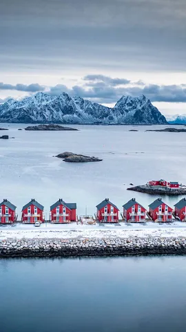 水辺に並ぶ伝統的な小屋