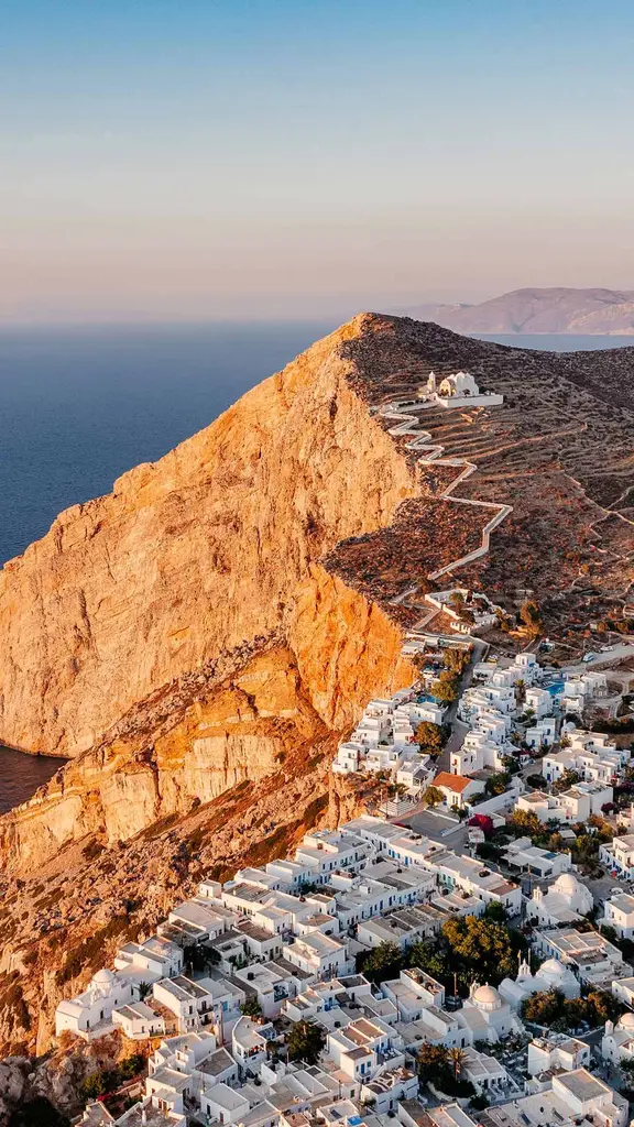 崖の上に建つ町