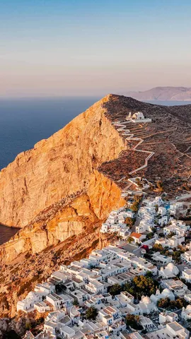 崖の上に建つ町