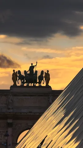 夕焼けを浴びるカルーゼル凱旋門