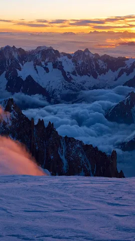 雲海に浮かぶ山々