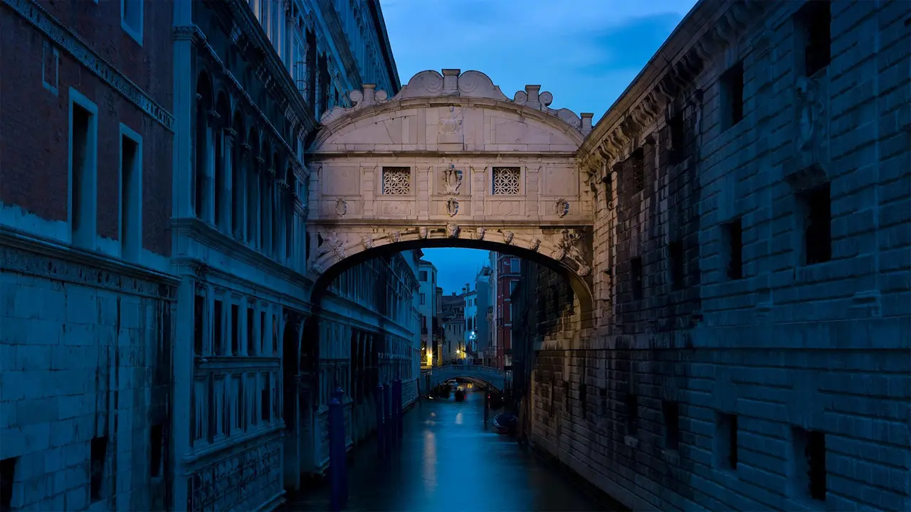 一个吻和一声叹息