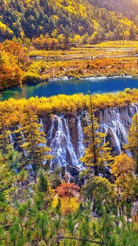 彩林叠翠间的瀑布