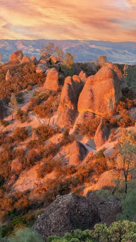 夕日に輝く奇石群
