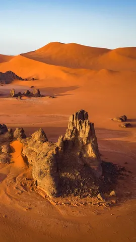 サハラ砂漠の岩層と砂丘