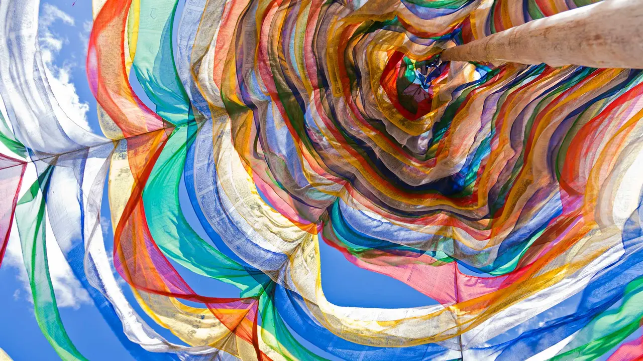 風になびく祈りの旗