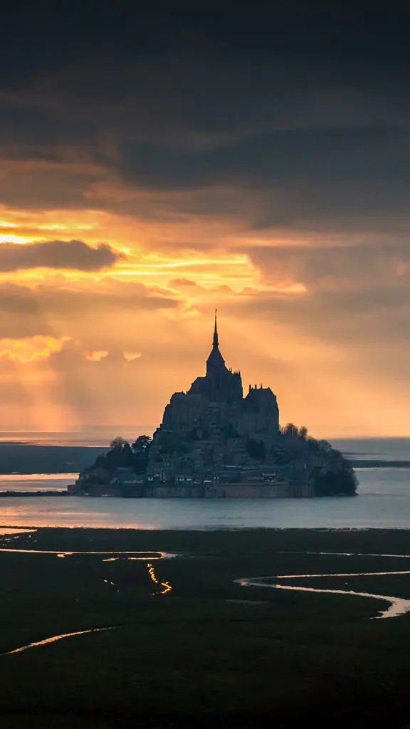 处于美轮美奂的光影中的圣米歇尔山