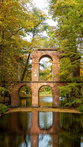 Acqua sopra e sotto il ponte