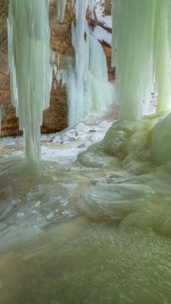 令人叹为观止的冰洞