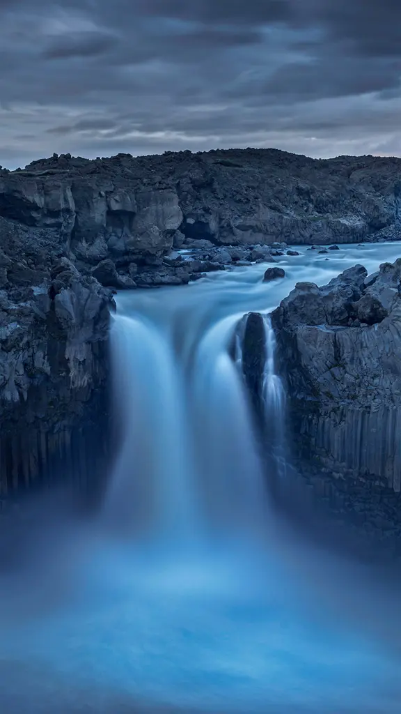 冰岛北部内陆景观中的Aldeyjarfoss瀑布