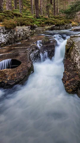 Linn of Quoich瀑布旁的碗状岩石洞，苏格兰阿伯丁郡