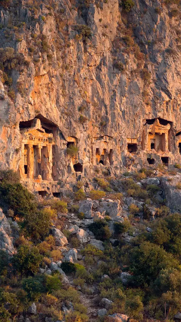 悬崖上雕刻的古老岩石墓葬，土耳其达利安附近