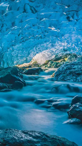 冰川洞穴里流动的河流，冰岛瓦特纳冰原