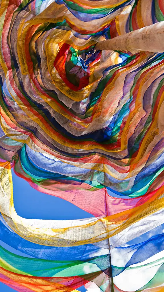 風になびく祈りの旗