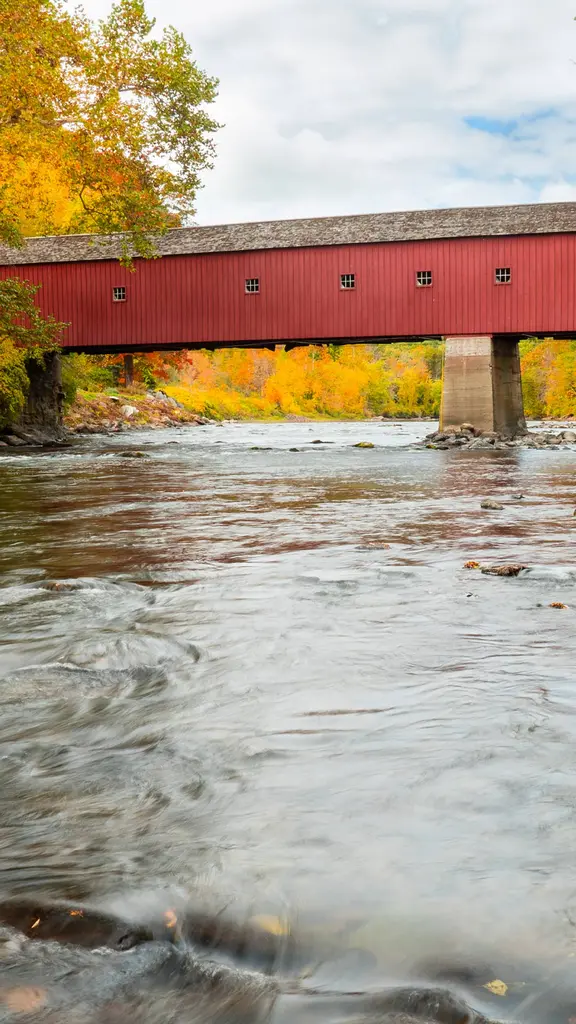 鮮やかな赤い屋根付き橋