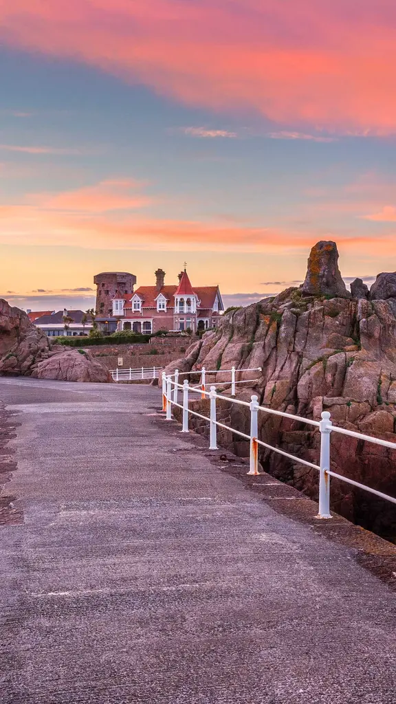 海に向かって伸びる遊歩道
