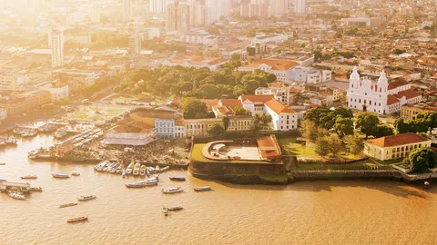 Terra da tarde molhada de chuva