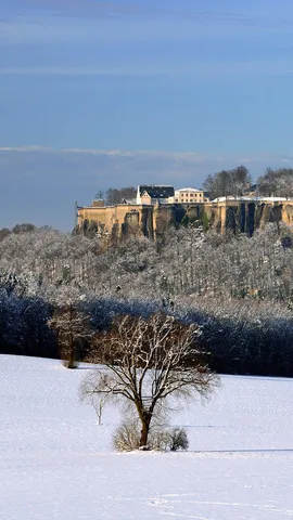 台形の山上にそびえる要塞
