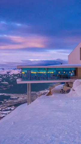 Si scorge una festa in lontananza
