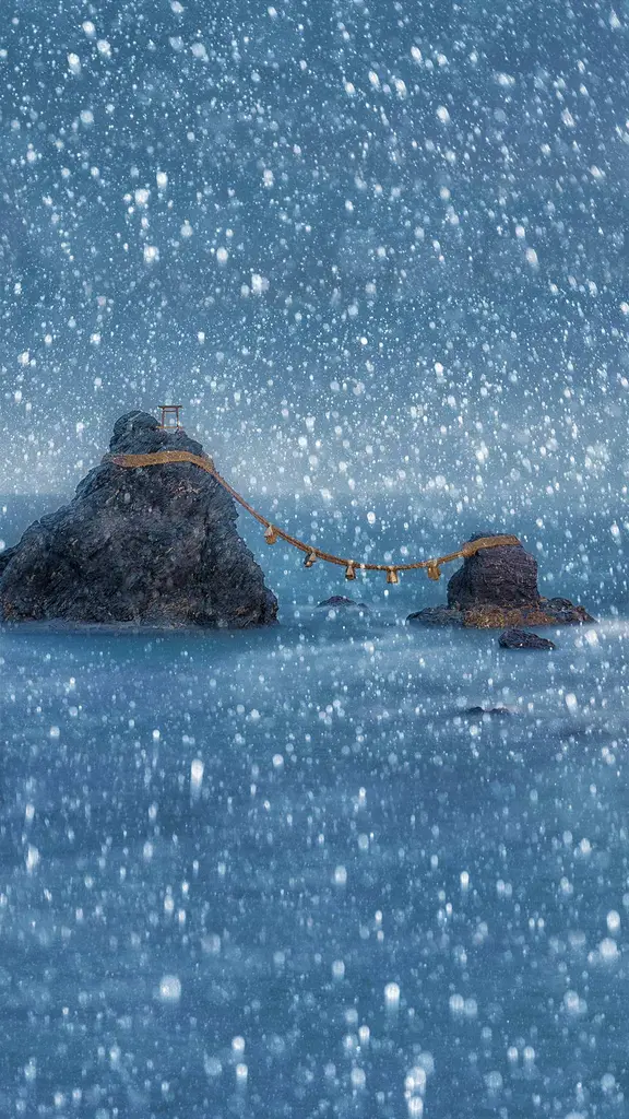 海岸旁的二见浦夫妇岩，日本三重县