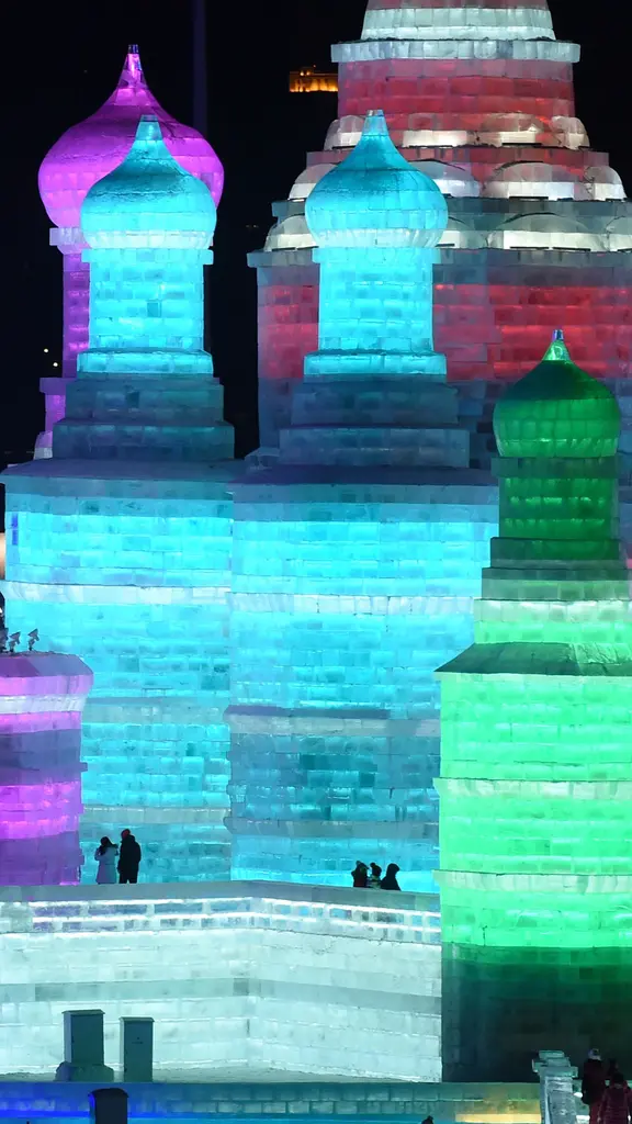 ライトアップされた氷の彫刻