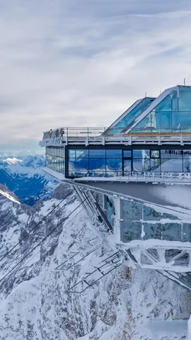 楚格峰山顶的缆车站，德国格赖瑙市