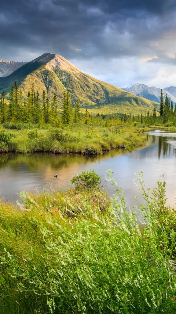 山脉中的朱砂湖，加拿大落基山脉