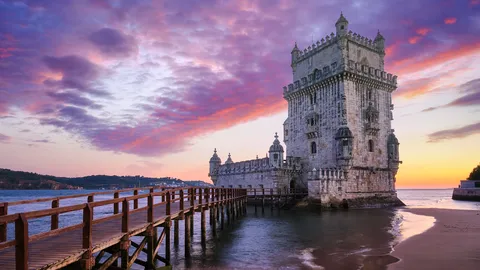 水辺にたたずむ歴史的な塔