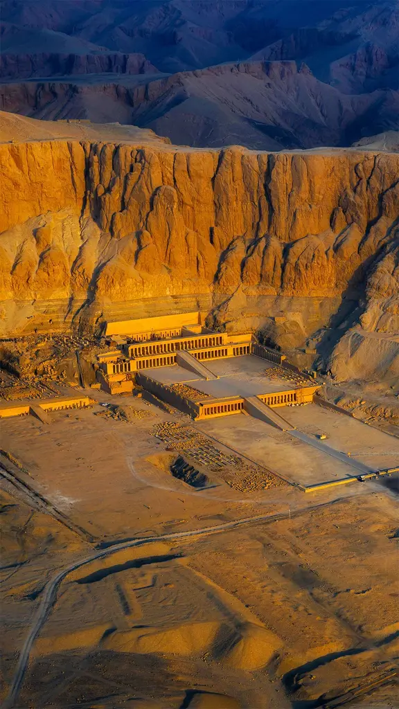 哈特谢普苏特女王神庙鸟瞰图，埃及卢克索古城