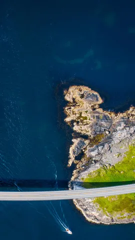 小さな島々を飛び越える橋