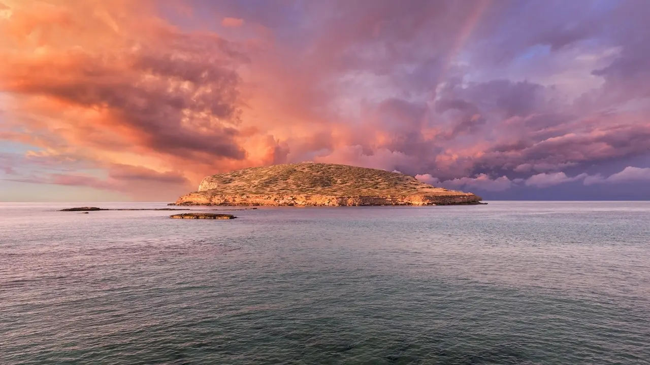 Arco&iacute;ris abrazando la cala desde el horizonte