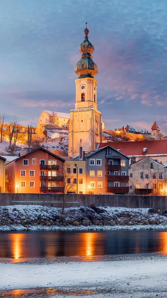 博格豪森镇和萨尔察赫河，德国巴伐利亚州