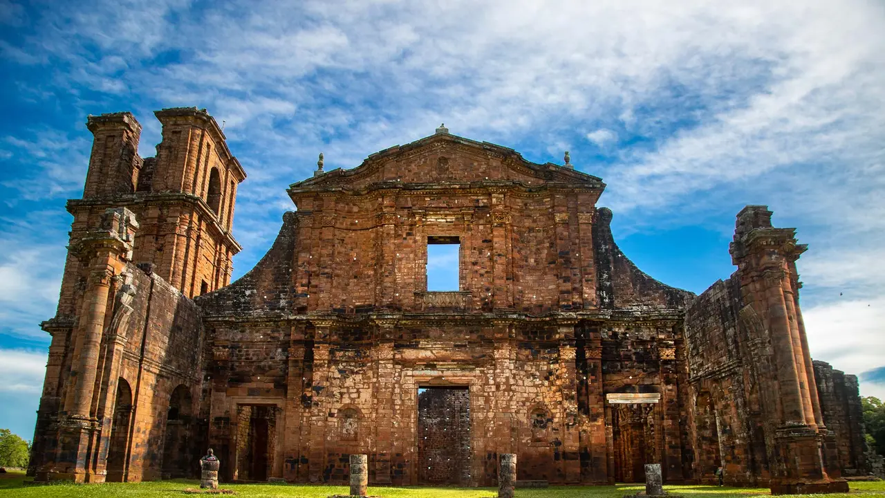 Hist&oacute;ria esculpida em pedra