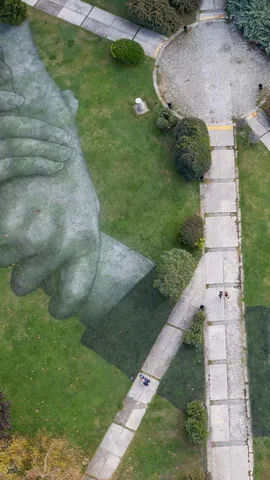 Eine Hand &bdquo;hilft&ldquo; der anderen!