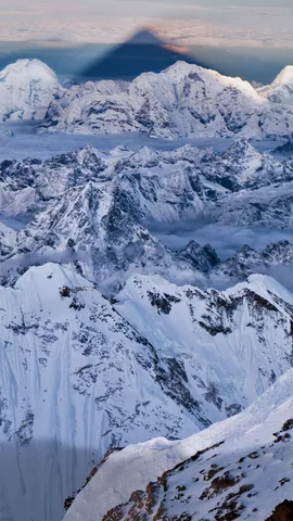 珠穆朗玛峰的影子，尼泊尔喜马拉雅西部