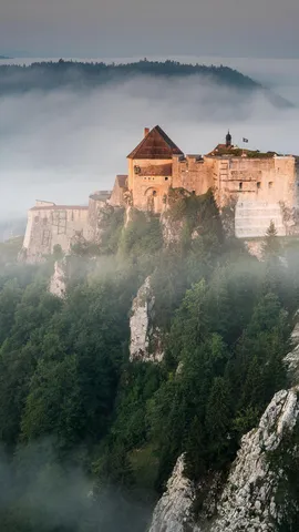 汝拉山中的Chateau de Joux堡，法国