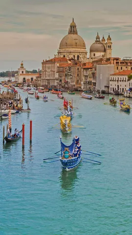 在大运河上举办的赛船节， 意大利威尼斯