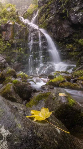 穿过群山的蜿蜒小路