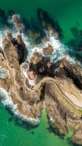 港边的小米努灯塔，法国布雷斯特