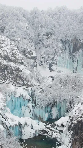 氷結した湖と滝
