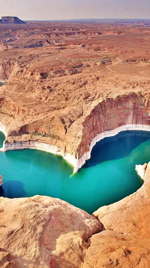 蜿蜒曲折的人工湖泊，鲍威尔湖